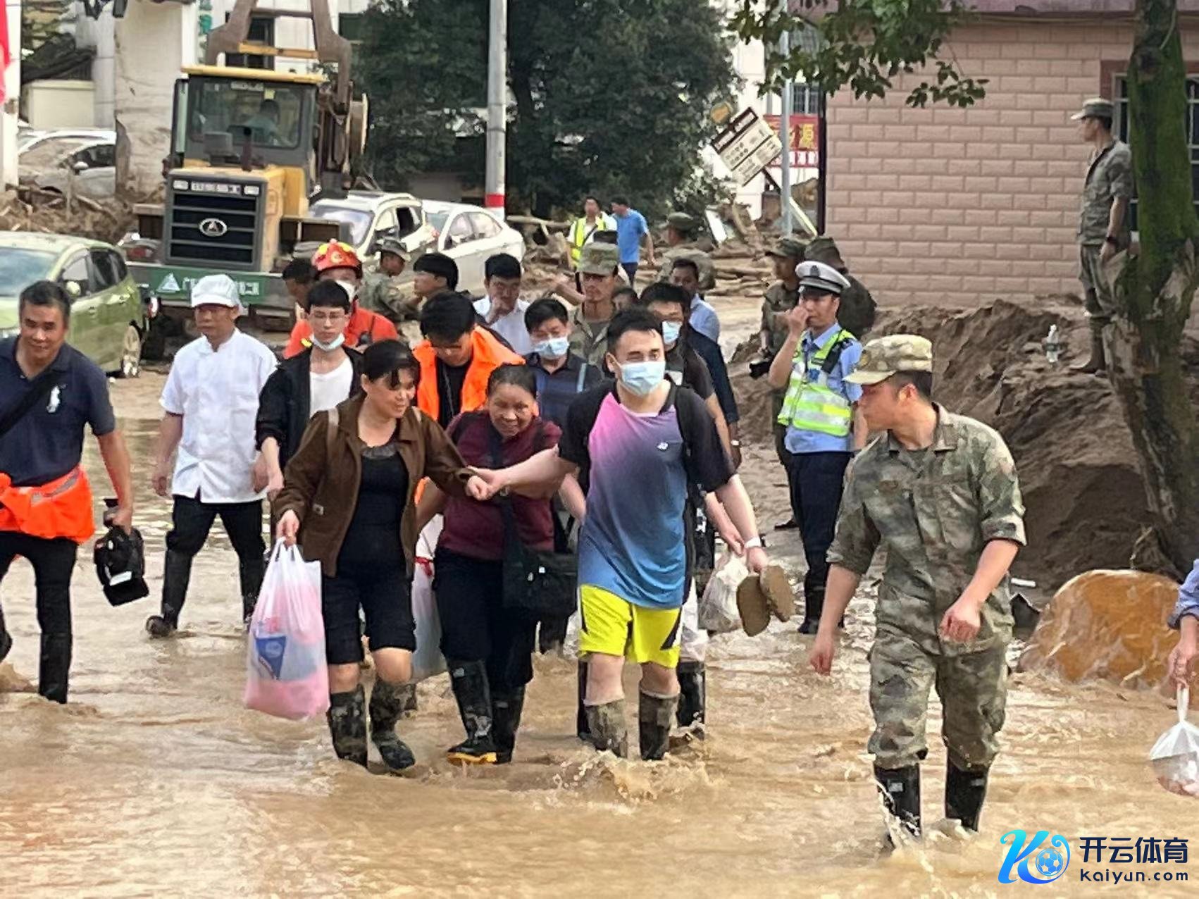 江湾镇住户撤退滚动  记者 吴绵强 摄